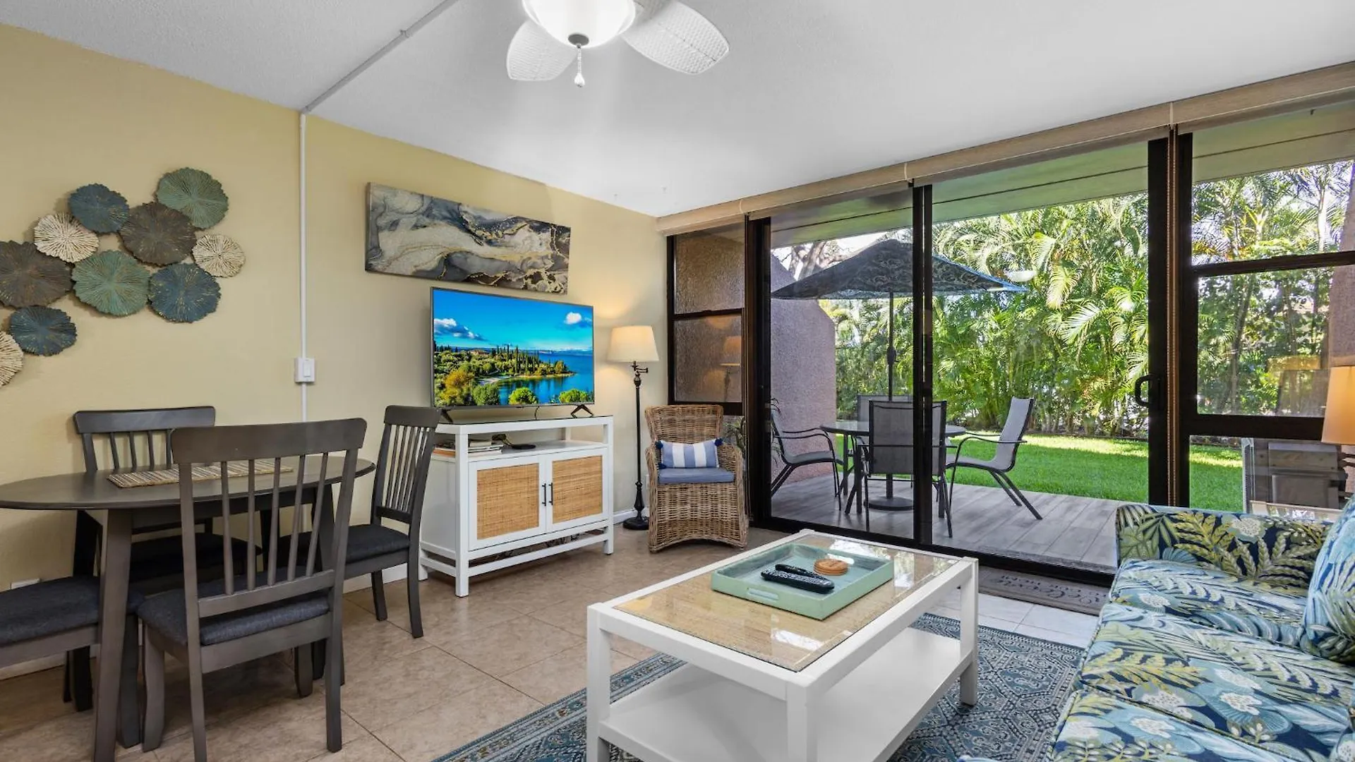Serene Hawaiian Beachside Bliss 基黑